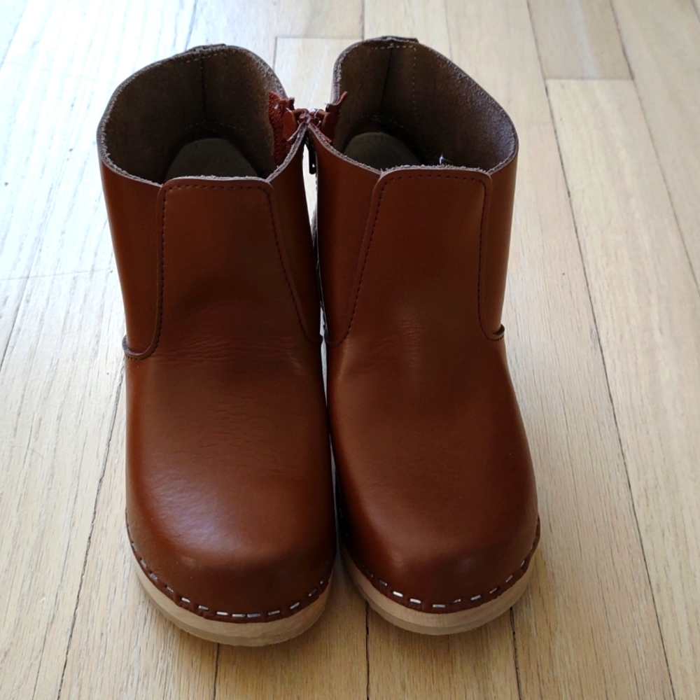 Hanna Andersson Girls clog booties on wooden platform